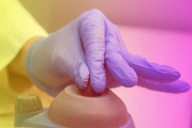 Laboratuvarda test tüpleri, test ya da araştırma yapan genç kadın laboratuvar bilim adamı. Bilim, kimya, biyoloji, tıp ve insan konsepti..