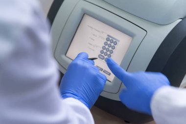 Laboratuvarda test tüpleri, test veya araştırma laboratuvarında çalışan bir grup bilim adamı. Bilim, kimya, biyoloji, tıp ve insan kavramı.