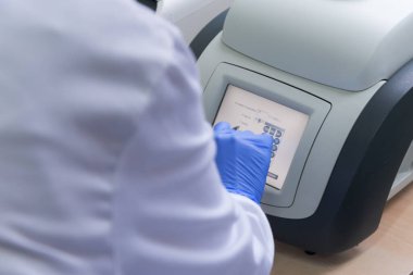 Laboratuvarda test tüpleri, test ya da araştırma yapan genç kadın laboratuvar bilim adamı. Bilim, kimya, biyoloji, tıp ve insan konsepti..