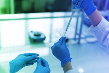 Laboratuvarda test tüpleri, test veya araştırma laboratuvarında çalışan bir grup bilim adamı. Bilim, kimya, biyoloji, tıp ve insan kavramı.