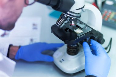 Laboratuvarda test tüpleri, test veya araştırma laboratuvarında çalışan genç erkek laboratuvar bilim adamı. Bilim, kimya, biyoloji, tıp ve insan konsepti..