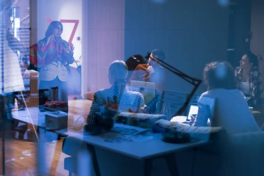 Türbanlı güzel Arap Müslüman İş Kadını Konferans Odasındaki İş Arkadaşlarına Rapor / Sunum Verdi.