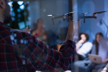 Çeşitli mimarlar modern teknolojiyi kullanarak birlikte çalışıyorlar. İHA teknolojisi üzerinde çalışan yeni başlayanlar.