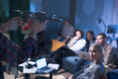 Çeşitli mimarlar modern teknolojiyi kullanarak birlikte çalışıyorlar. İHA teknolojisi üzerinde çalışan yeni başlayanlar.