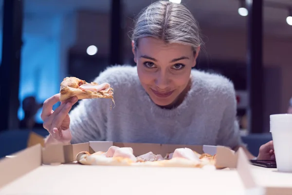 Gyönyörű Pizzát Eszik Kólát Iszik Miközben Bent Expres Étteremben Késő — Stock Fotó