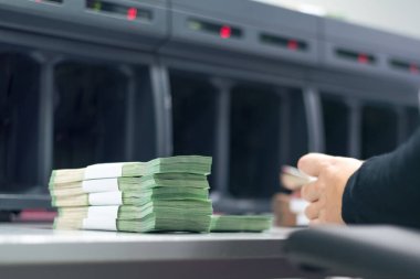 Nakit hizmetleri için merkezde çok sayıda banknot düzenleyen finansçı.