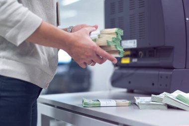 Nakit hizmetleri için merkezde çok sayıda banknot düzenleyen finansçı.