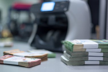 Elektronik sayma makinesine para kayışları yerleştirilmiş banknotlar gruplara ayrılır