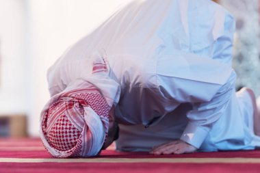 Genç Arap Müslüman dua ediyor. Modern güzel caminin içinde dailly duası yapıyor..