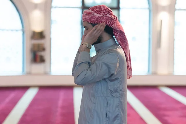 Mladý Arabský Muslim Modlí Denně Modlí Moderní Krásné Mešitě — Stock fotografie