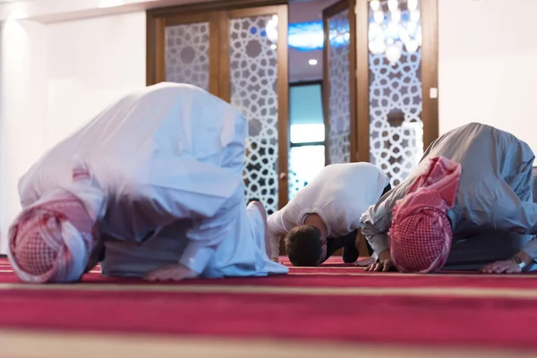Gruppe Junger Muslimischer Menschen Beim Beten Muslimische Gebete Der Moschee — Stockfoto