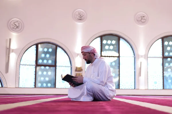 Ung Arabisk Muselman Läsa Koranen Och Religiös Muslim Man Läser — Stockfoto