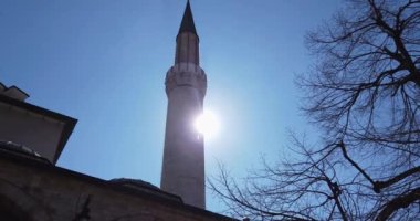 Mavi gökyüzü arkaplanlı beyaz bulutlar