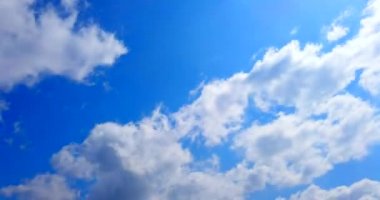Mavi gökyüzü arkaplanlı beyaz bulutlar