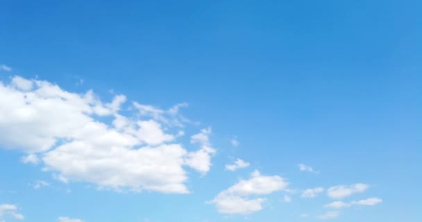 青空を背景に白い雲 — ストック動画