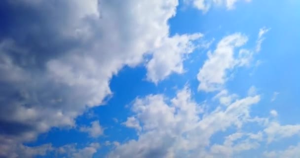 Bílé Mraky Modrým Nebem Pozadí — Stock video