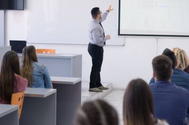 Erkek Profesör Çoklu Etnik Öğrenciler Grubu 'na ders veriyor. Üniversitede okuyan Zeki Gençler.