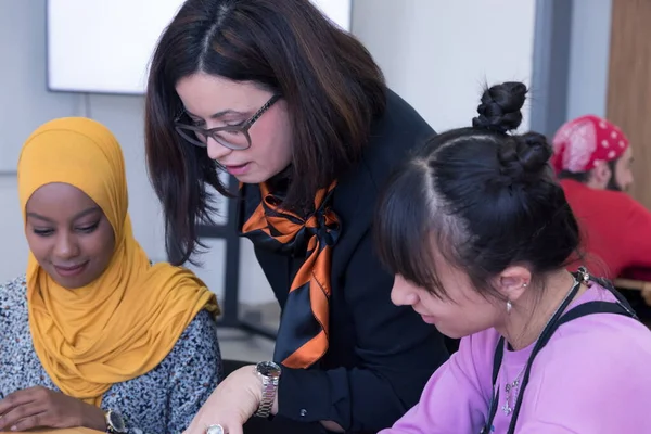 Bella Giovane Insegnante Femminile Che Aiuta Uno Studente Durante Lezione — Foto Stock