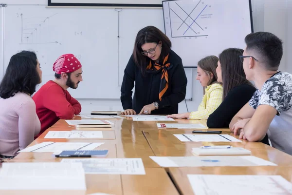 Bella Giovane Insegnante Femminile Che Aiuta Uno Studente Durante Lezione — Foto Stock