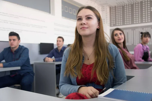 Többnemzetiségű Diákok Csoportja Számítógépes Laborban Diákok Hallgatják Leckét Tanáruktól — Stock Fotó