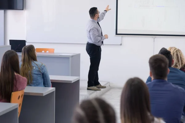 Man Professor Holding Lecture Voor Multi Etnische Groep Van Studenten — Stockfoto