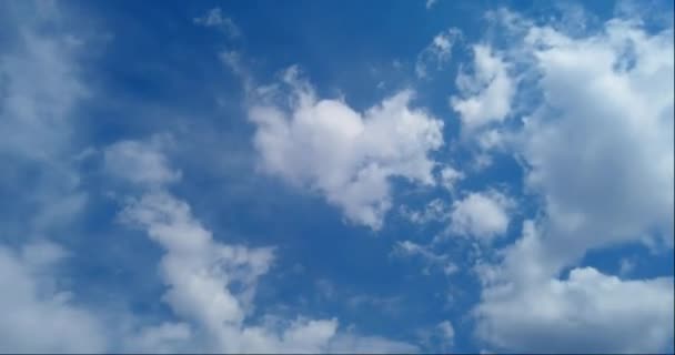 Белые Облака Голубом Фоне Неба — стоковое видео