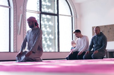 Bir grup genç Müslüman namaz kılıyor. Müslümanlar camide namaz kılıyor..