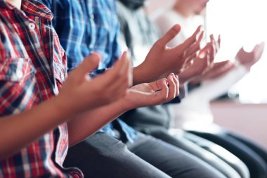 Bir grup genç Müslüman namaz kılıyor. Müslümanlar camide namaz kılıyor..