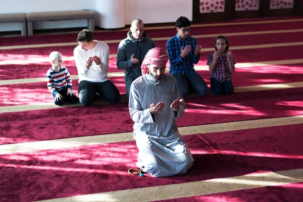 Bir Grup Genç Müslüman Namaz Kılıyor Müslümanlar Camide Namaz Kılıyor — Stok fotoğraf