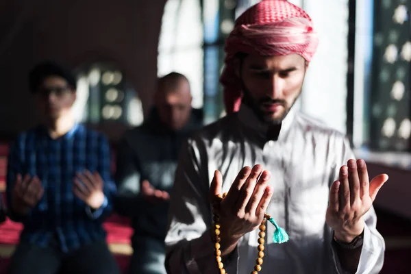 Grupo Jovens Muçulmanos Rezando Orações Muçulmanas Fazendo Uma Oração Dentro — Fotografia de Stock