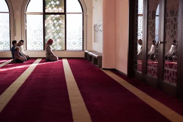 Een Groep Jonge Moslims Bidt Moslimgebeden Doen Een Gebed Moskee — Stockfoto