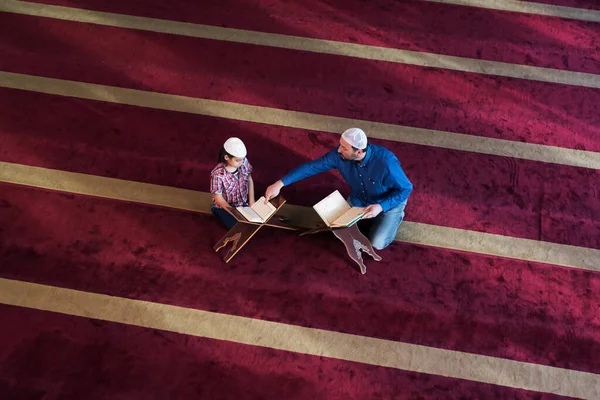 Pai Filho Muçulmanos Rezando Juntos Pai Filho Muçulmanos Rezando Mesquita — Fotografia de Stock