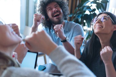 Genç iş adamları bir kafede yeni projeler hakkında konuşuyorlardı. Başarı ve birliktelik kavramı