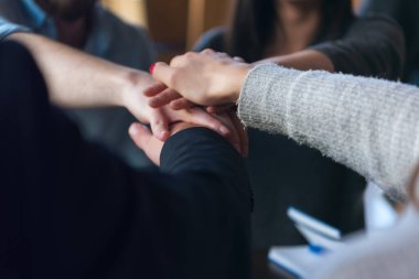 Genç iş adamları bir kafede yeni projeler hakkında konuşuyorlardı. Başarı ve birliktelik kavramı