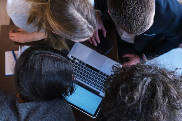 Pracovní Kolegové Diskutují Nových Marketingových Strategiích Během Přestávky Kávu — Stock fotografie