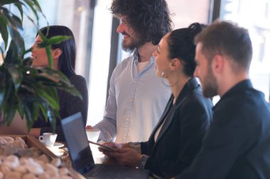 Genç iş adamları bir kafede yeni projeler hakkında konuşuyorlardı.