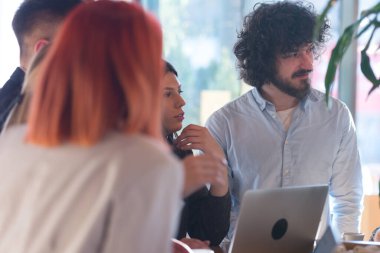 Genç iş adamları bir kafede yeni projeler hakkında konuşuyorlardı.