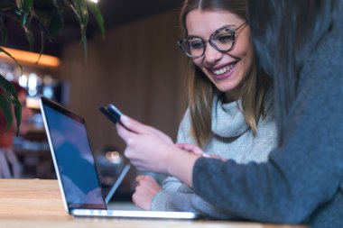 Genç iş adamları bir kafede yeni projeler hakkında konuşuyorlardı.