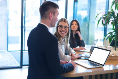 Genç iş adamları bir kafede yeni projeler hakkında konuşuyorlardı.