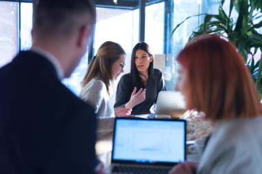 Genç iş adamları bir kafede yeni projeler hakkında konuşuyorlardı.