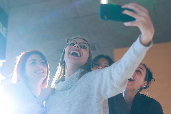 Grupo Jovens Empresários Multiétnicos Que Fazem Selfie Durante Freio Cafeína — Fotografia de Stock