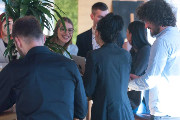 Jóvenes Empresarios Hablan Entre Sobre Nuevos Proyectos Una Cafetería — Foto de Stock