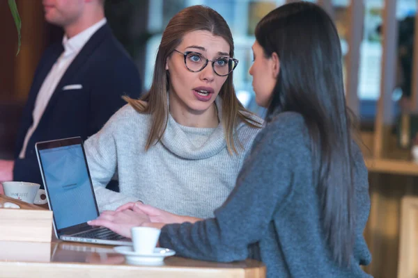 Jóvenes Empresarios Hablan Entre Sobre Nuevos Proyectos Una Cafetería — Foto de Stock