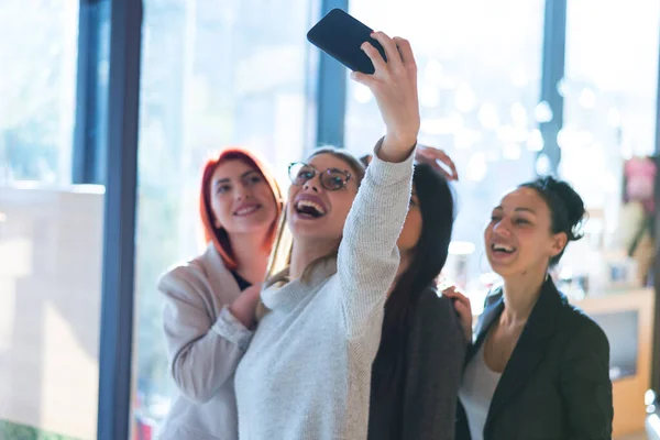 Grupo Jovens Empresários Multiétnicos Que Fazem Selfie Durante Freio Cafeína — Fotografia de Stock