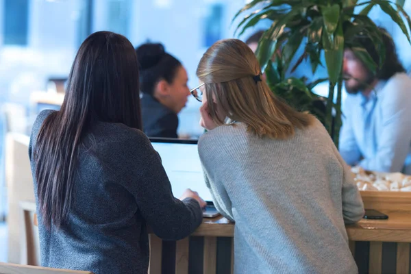 Jóvenes Empresarios Hablan Entre Sobre Nuevos Proyectos Una Cafetería — Foto de Stock