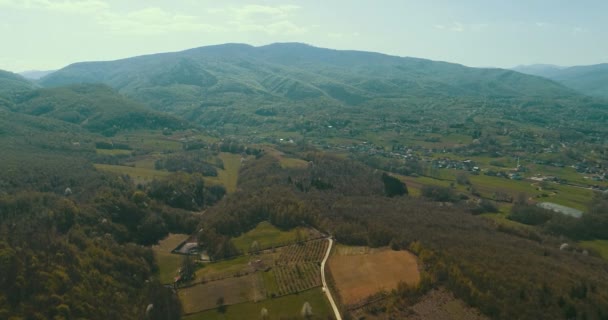 Vue aérienne panoramique de la terre avec paysage agricole route forestière campagne village village agricole et petite ville près de la forêt