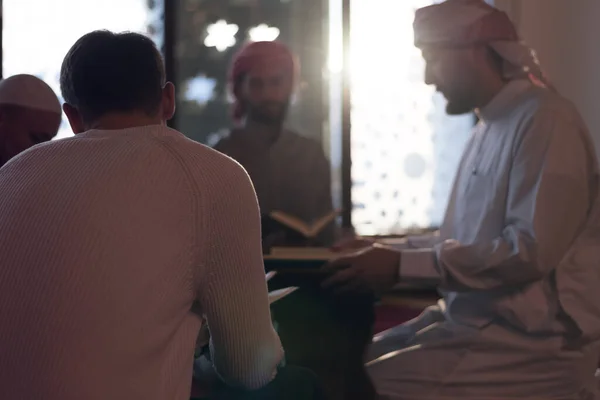 Ομάδα Μουσουλμάνων Μουσουλμάνων Νέων Που Προσεύχονται Και Διαβάζουν Κοράνι Μαζί — Φωτογραφία Αρχείου