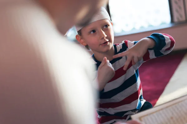 Religieuze Moslim Man Leert Zijn Kleine Zoon Bidden Tot God — Stockfoto