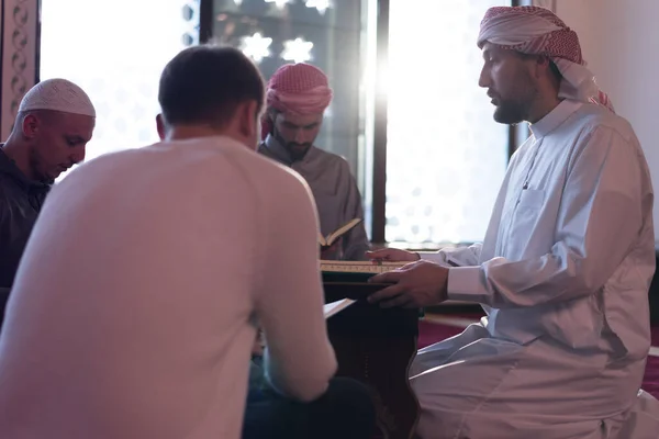 Група Міжетнічних Релігійних Муслім Молоді Люди Моляться Читають Коран Разом — стокове фото