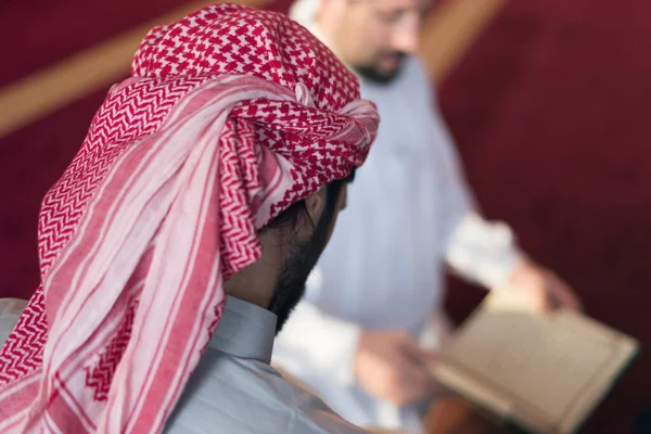 Deux Jeunes Musulmans Musulmans Muliethniques Priant Lisant Ensemble Coran Groupe — Photo